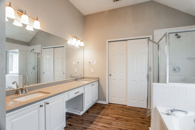 2,280/Mo, 17116 Valley Glen Rd Pflugerville, TX 78660 Main Bathroom View