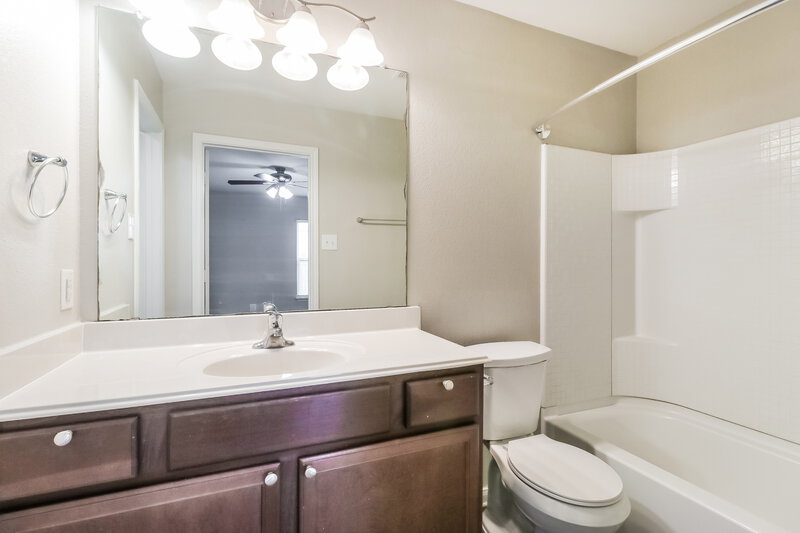 1,595/Mo, 428 Ruby Ln Jarrell, TX 76537 Main Bathroom View