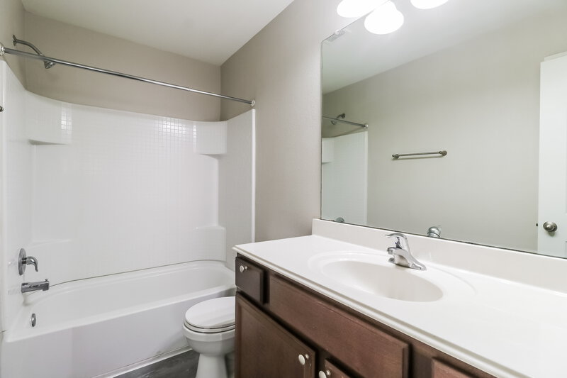 1,595/Mo, 428 Ruby Ln Jarrell, TX 76537 Bathroom View