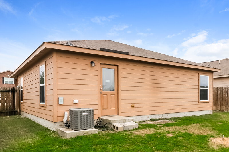 1,595/Mo, 428 Ruby Ln Jarrell, TX 76537 Rear View