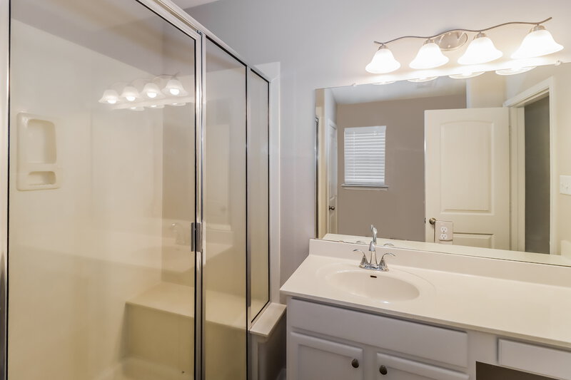2,095/Mo, 1117 Plateau Trl Georgetown, TX 78626 Main Bathroom View 2