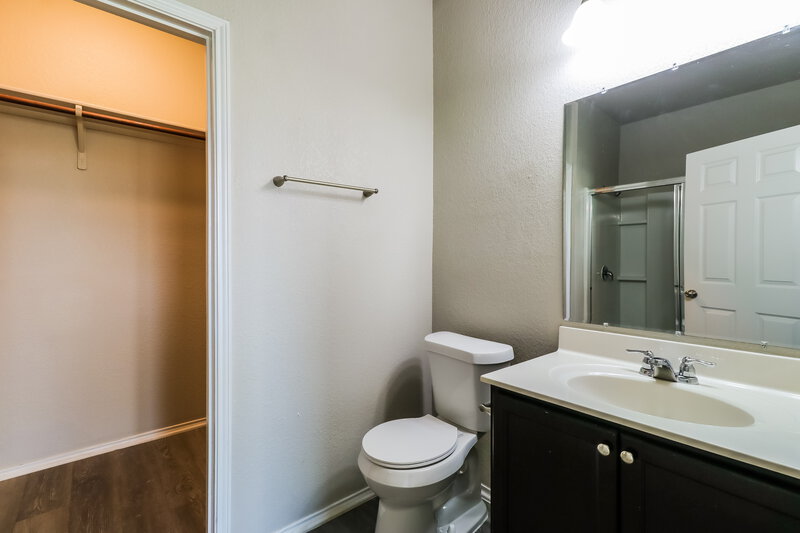 1,695/Mo, 5808 Glowing Star Trl Austin, TX 78724 Main Bathroom View
