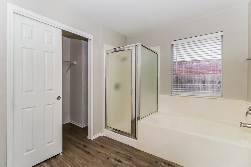 1,980/Mo, 1416 Miss Allisons Way Pflugerville, TX 78660 Main Bathroom View