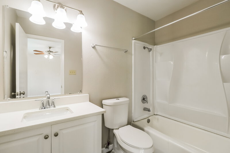 1,635/Mo, 114 Cloverleaf St San Marcos, TX 78666 Main Bathroom View