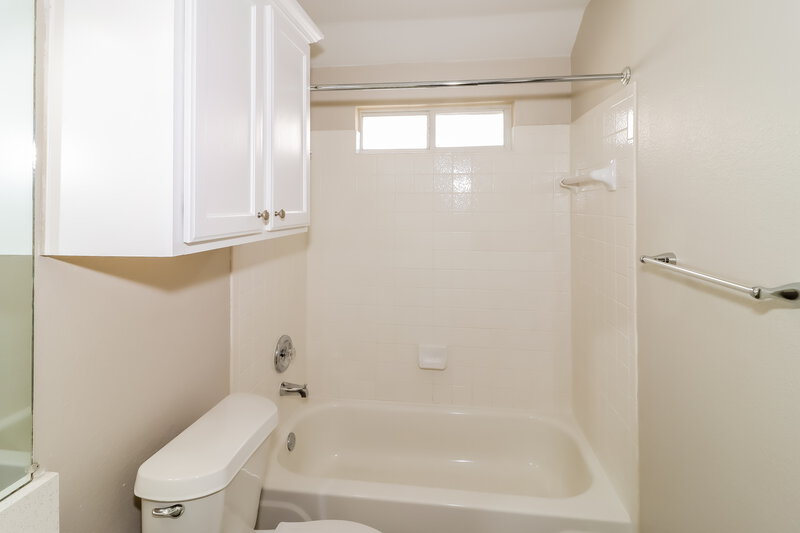 2,345/Mo, 1600 Windy Park Dr Round Rock, TX 78664 Main Bathroom View
