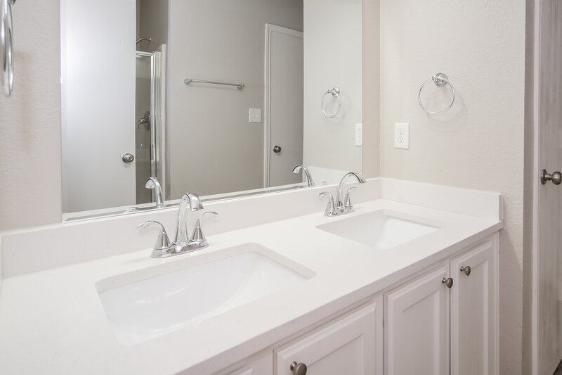 1,960/Mo, 119 Wilderness Trl Elgin, TX 78621 Main Bathroom View
