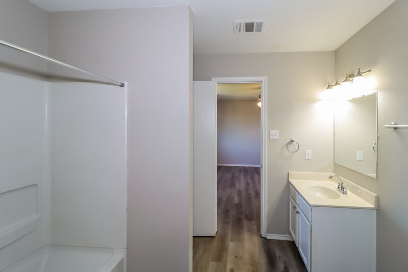 2,190/Mo, 121 Camellia Dr Hutto, TX 78634 Main Bathroom View
