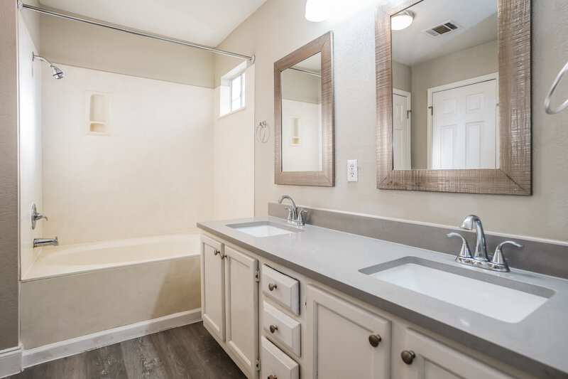 2,140/Mo, 809 Bushmills Ct Pflugerville, TX 78660 Main Bathroom View