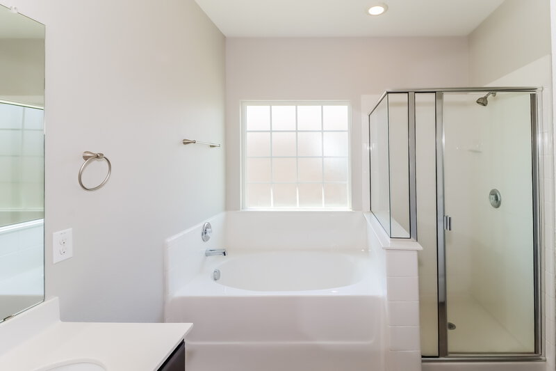 2,160/Mo, 124 Carrington St Hutto, TX 78634 Main Bathroom View