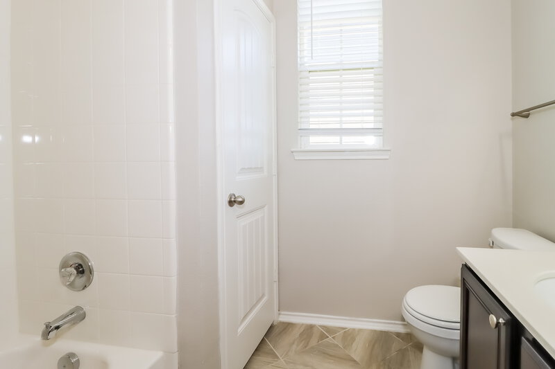 2,160/Mo, 124 Carrington St Hutto, TX 78634 Bathroom View