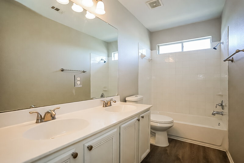 1,900/Mo, 233 Waterloo Dr Kyle, TX 78640 Bathroom View