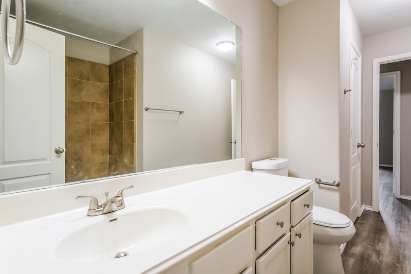 2,125/Mo, 837 Clear Springs Holw Buda, TX 78610 Bathroom View