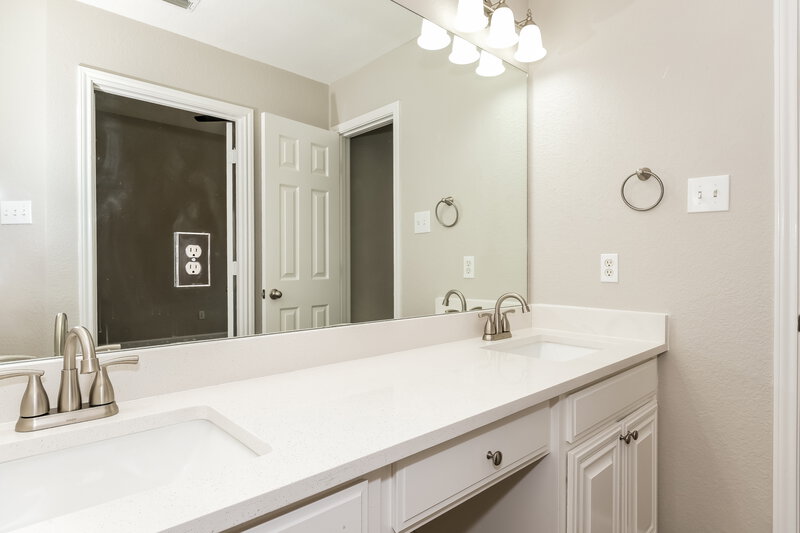 1,945/Mo, 133 Evening Star Dr Kyle, TX 78640 Main Bathroom View