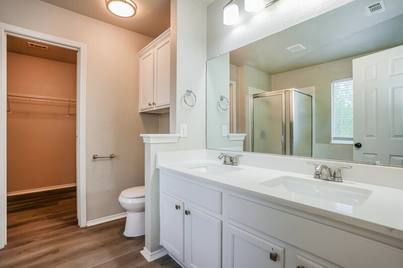2,200/Mo, 15524 Sarahs Creek Dr Pflugerville, TX 78660 Main Bathroom View