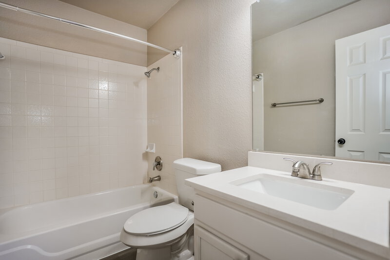 2,200/Mo, 15524 Sarahs Creek Dr Pflugerville, TX 78660 Bathroom View