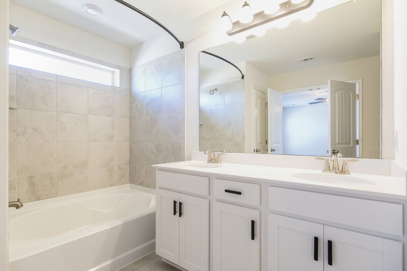 2,315/Mo, 2037 Hat Bender Loop Round Rock, TX 78664 Main Bathroom View