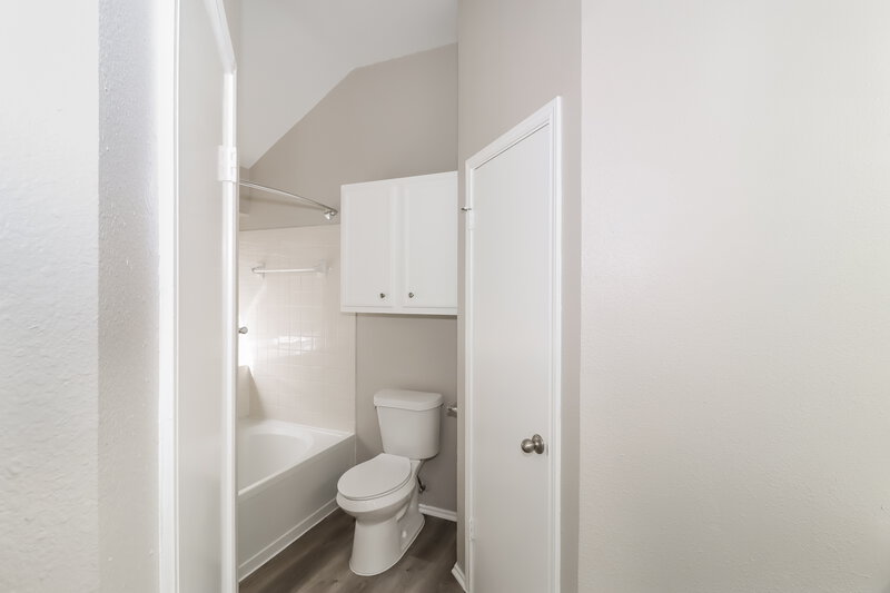 1,970/Mo, 1505 Lantana Dr Round Rock, TX 78664 Main Bathroom View