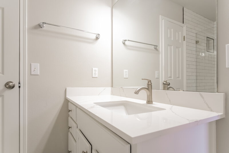 1,905/Mo, 407 Clarks Way Hutto, TX 78634 Bathroom View