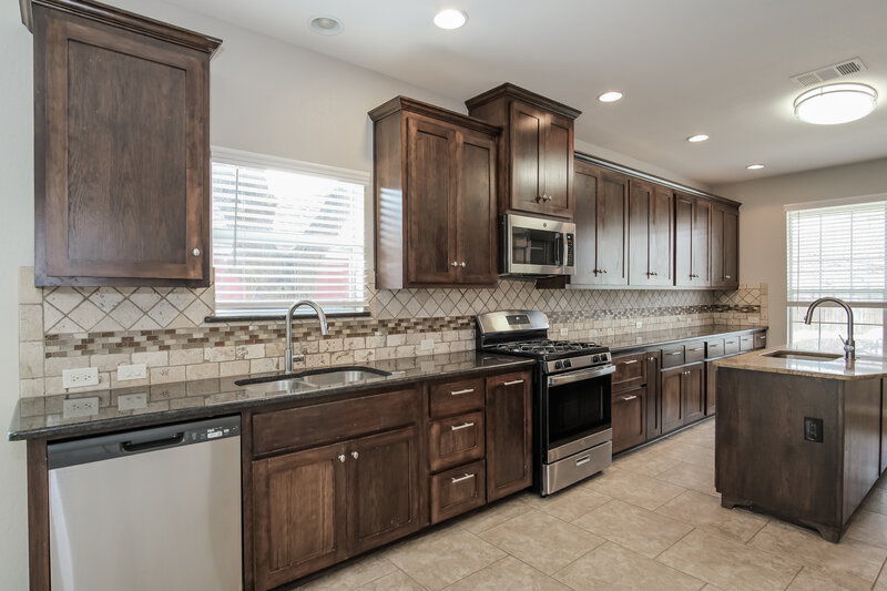 2,690/Mo, 904 Poplar Dr Georgetown, TX 78628 Kitchen View 2