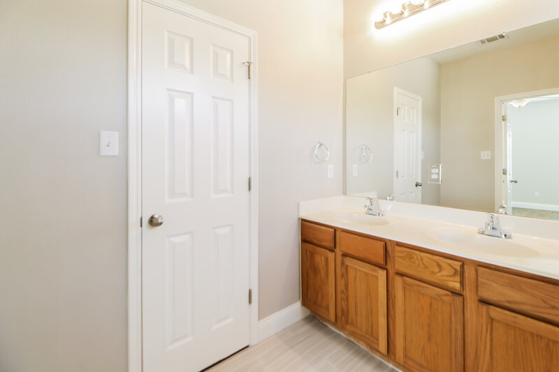 2,135/Mo, 125 Brown St Hutto, TX 78634 Main Bathroom View