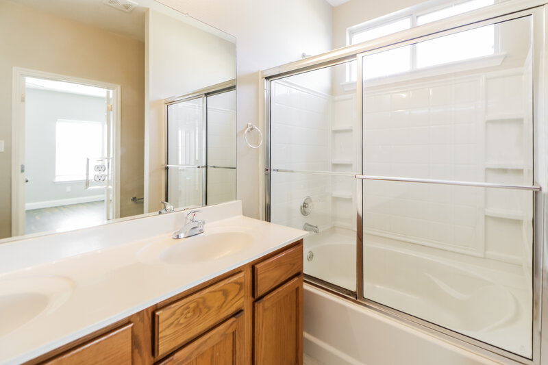2,135/Mo, 125 Brown St Hutto, TX 78634 Main Bathroom View 2