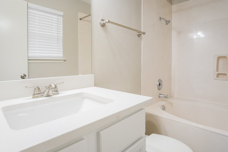 2,290/Mo, 240 Wolfberry Path Buda, TX 78610 Main Bathroom View