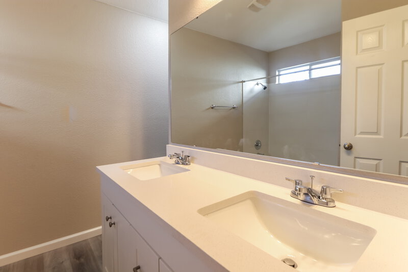 2,300/Mo, 315 Marquitos Dr Kyle, TX 78640 Main Bathroom View