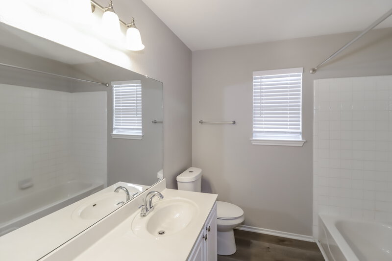 2,375/Mo, 1315 Quicksilver St Round Rock, TX 78665 Bathroom View