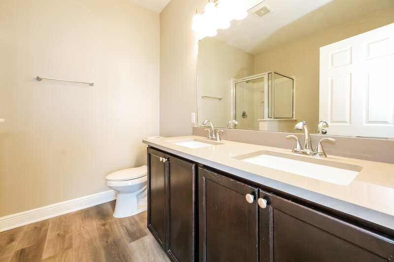 2,310/Mo, 327 Nandina Dr Buda, TX 78610 Main Bathroom View