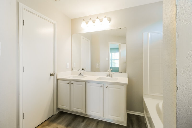 2,270/Mo, 18133 Topsail St Manor, TX 78653 Main Bathroom View