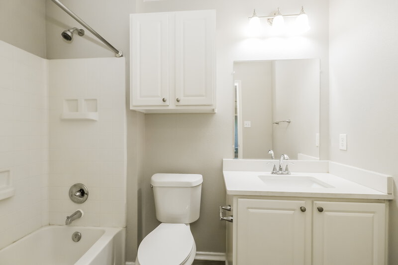 2,270/Mo, 18133 Topsail St Manor, TX 78653 Bathroom View