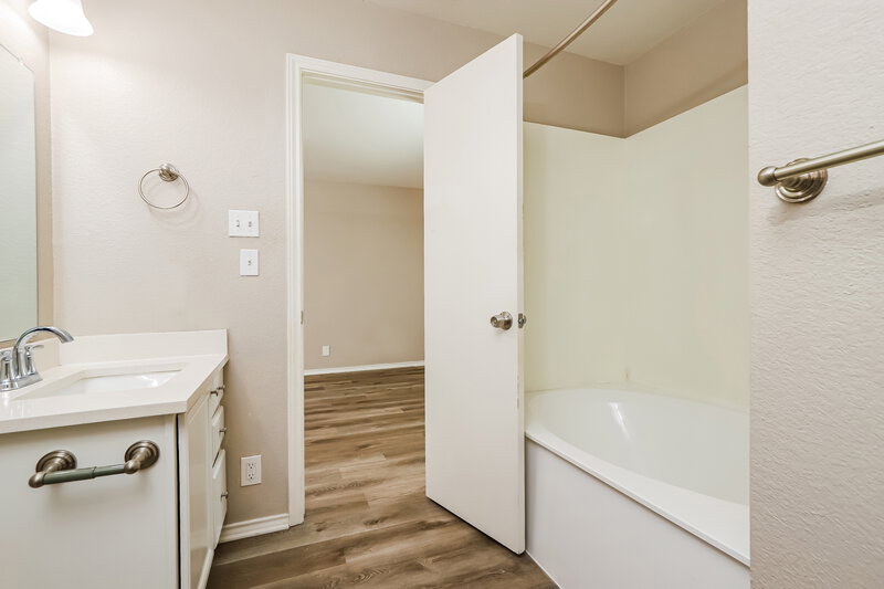 1,660/Mo, 282 Cordero Dr San Marcos, TX 78666 Main Bathroom View 2