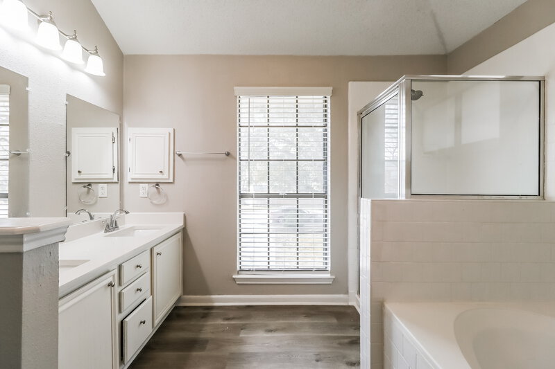 1,920/Mo, 4717 Fallenash Dr Austin, TX 78725 Main Bathroom View