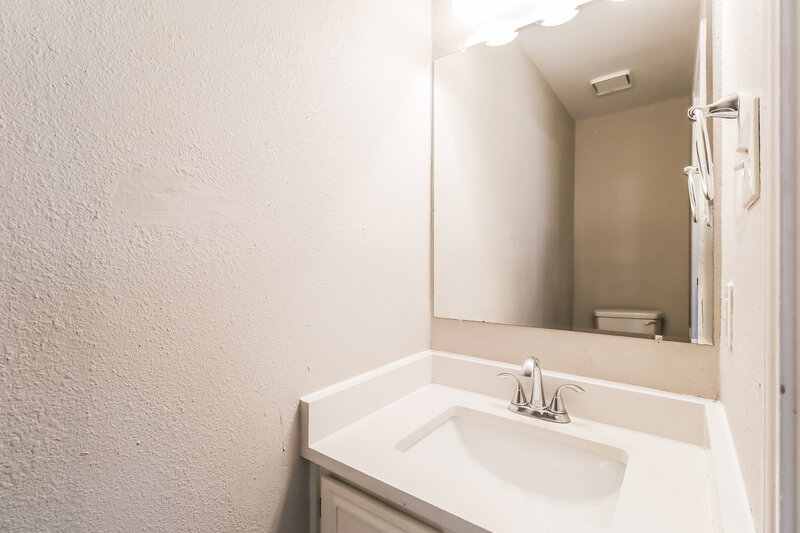 1,920/Mo, 4717 Fallenash Dr Austin, TX 78725 Bathroom View 2