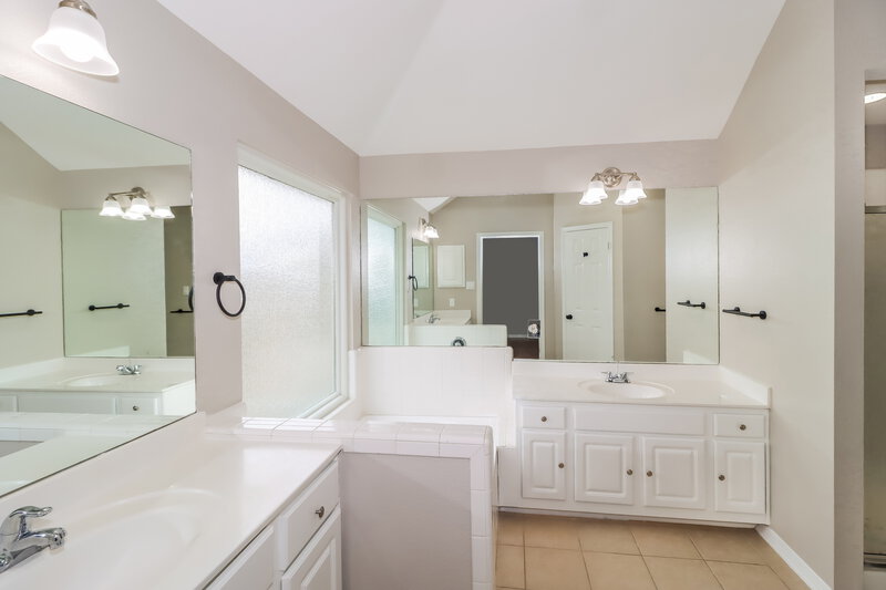 2,285/Mo, 3002 Pioneer Way Round Rock, TX 78665 Main Bathroom View