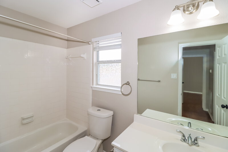 2,285/Mo, 3002 Pioneer Way Round Rock, TX 78665 Bathroom View