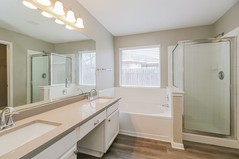 2,135/Mo, 200 N Crossing Trl Round Rock, TX 78665 Main Bathroom View