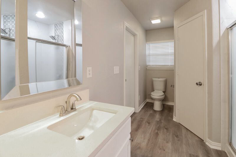 2,070/Mo, 4 Elmwood Cir Wimberley, TX 78676 Main Bathroom View