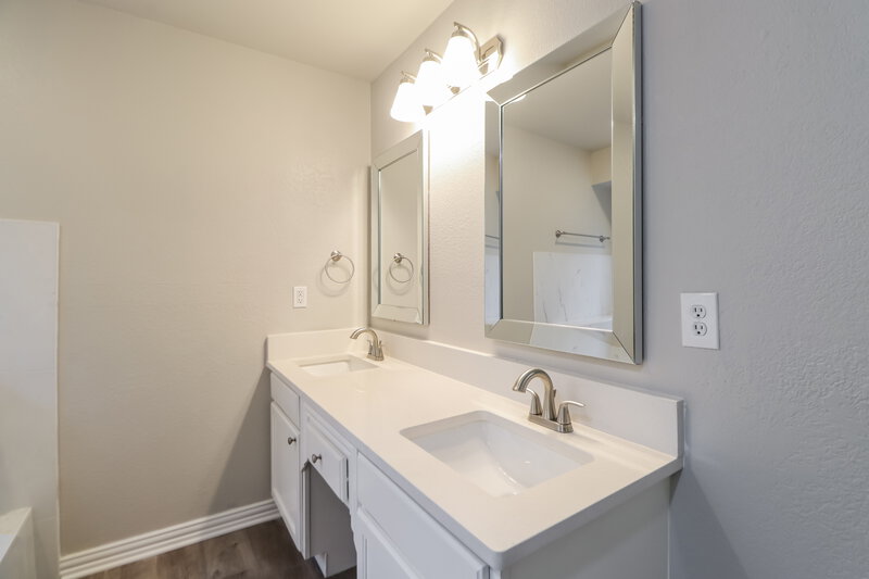 2,070/Mo, 4 Elmwood Cir Wimberley, TX 78676 Bathroom View 3