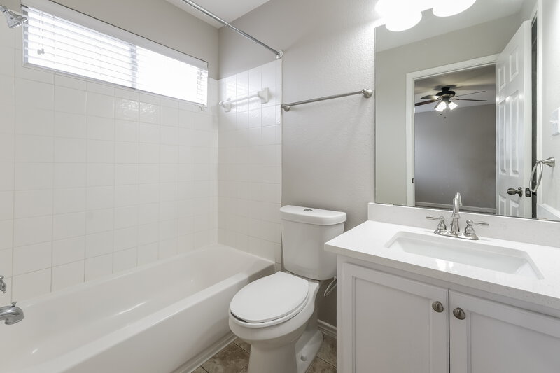 2,315/Mo, 1601 Corn Hill Ln Round Rock, TX 78664 Main Bathroom View