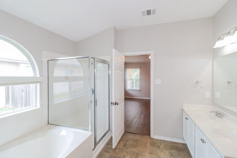 2,445/Mo, 2632 Haselwood Ln Round Rock, TX 78665 Main Bathroom View