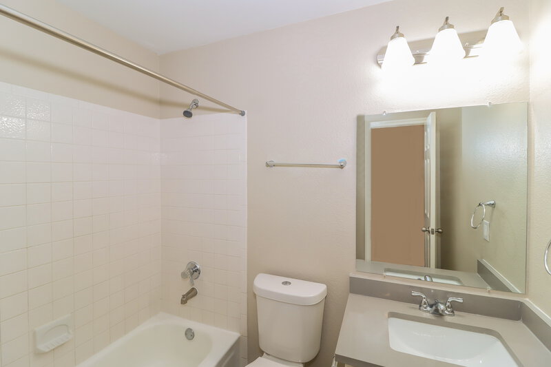 2,025/Mo, 1325 Lakeside Loop Round Rock, TX 78665 Bathroom View