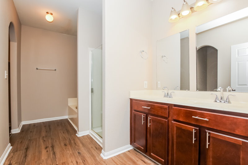 1,840/Mo, 420 Sapphire Ln Jarrell, TX 76537 Main Bathroom View