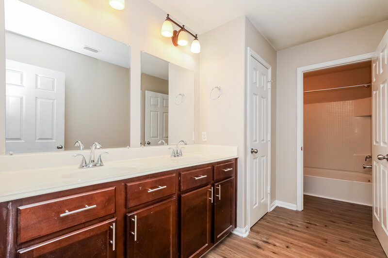 1,840/Mo, 420 Sapphire Ln Jarrell, TX 76537 Main Bathroom View 2