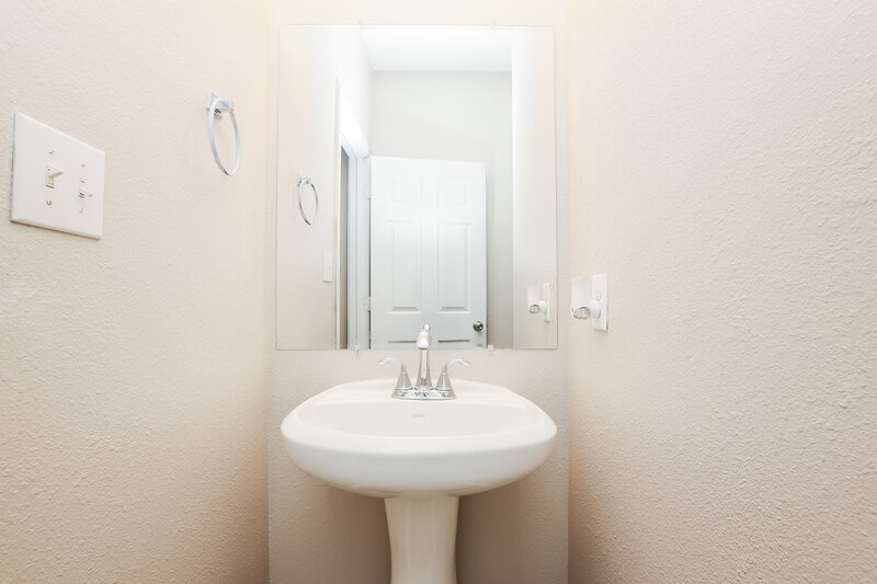 1,840/Mo, 420 Sapphire Ln Jarrell, TX 76537 Bathroom View