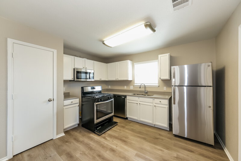 1,925/Mo, 13125 Briarcreek Loop Manor, TX 78653 Kitchen View 2
