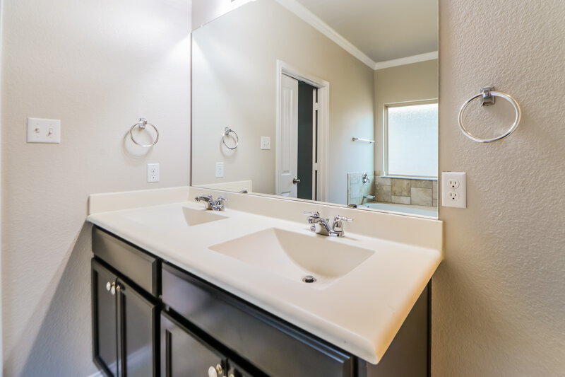 2,550/Mo, 204 Eagle Owl Loop Leander, TX 78641 Main Bathroom View