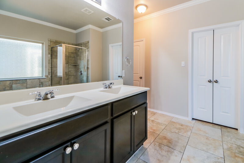 2,550/Mo, 204 Eagle Owl Loop Leander, TX 78641 Main Bathroom View 2