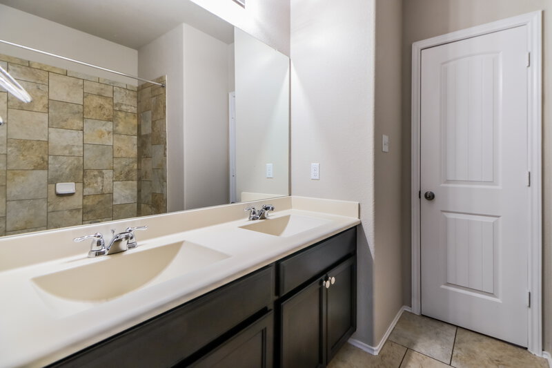 2,550/Mo, 204 Eagle Owl Loop Leander, TX 78641 Bathroom View 2