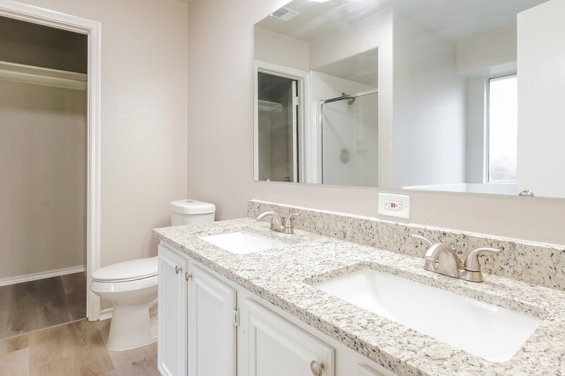 2,120/Mo, 16706 Shipshaw River Dr Leander, TX 78641 Main Bathroom View